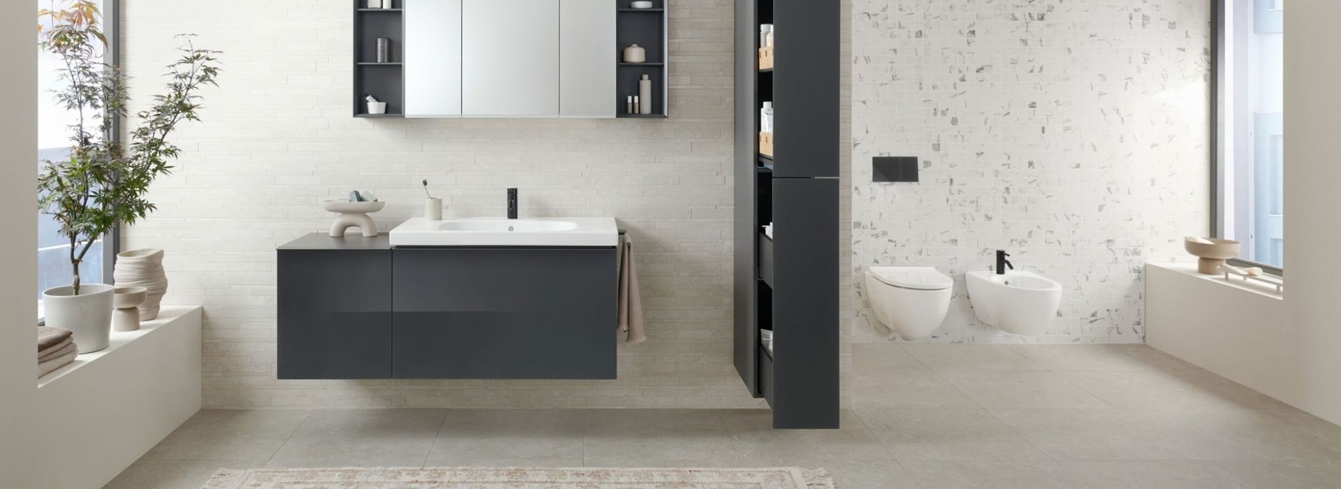 Modernes Badezimmer mit Waschtisch, Spiegelschrank, WC und Bidet