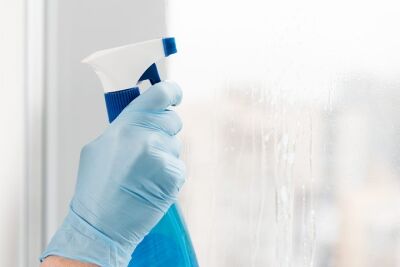 Streifenfreie Reinigung von Spiegeln und Glasflächen